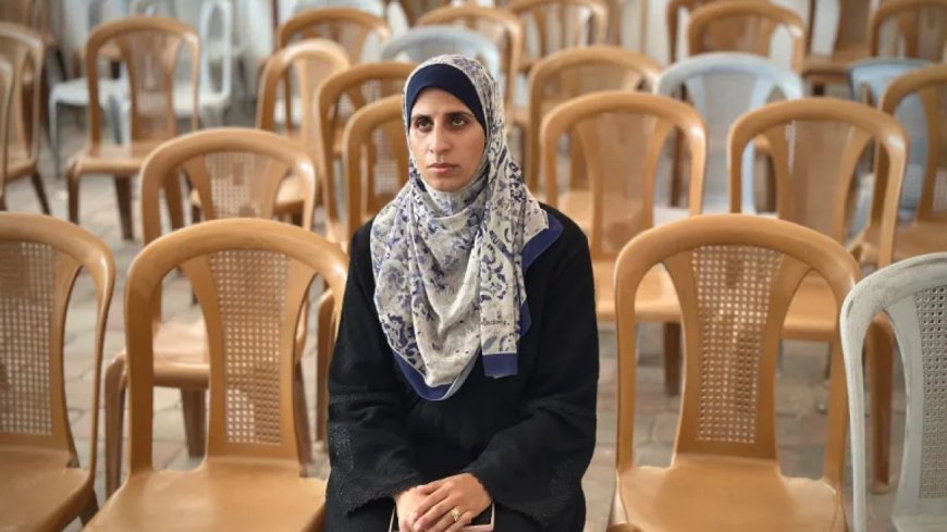 加沙的一名妇女在遗体中寻找她的丈夫和兄弟