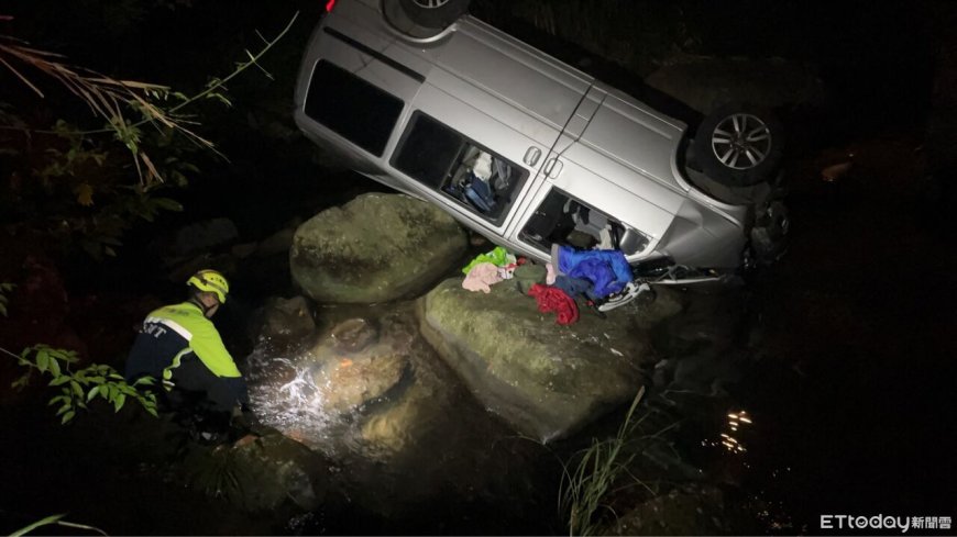 廂型車走山路！撞破磚橋墜3米溪谷4輪朝天　1家4口驚險獲救