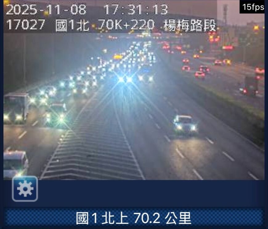 無牌自小客硬上五楊高架！拒警攔查一路逃　自撞護欄終被逮