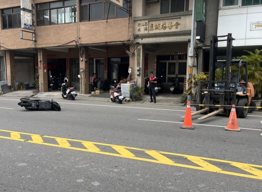 堆高機迴轉「牙叉」險害命！騎土閃不及撞上　人車噴飛畫面曝