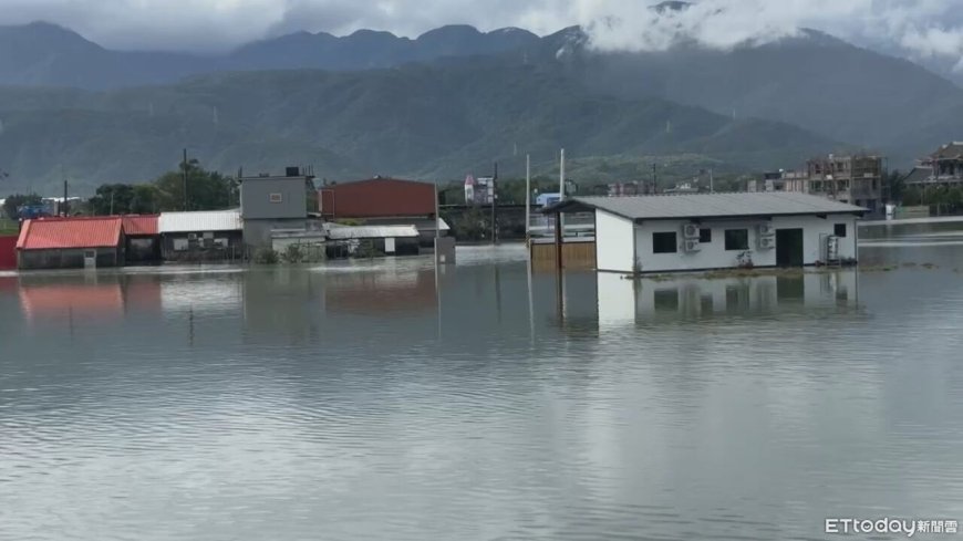 冬山鄉慘淹！民宅變「水上屋」冰箱漂馬路　「兩棲」小貨車硬闖