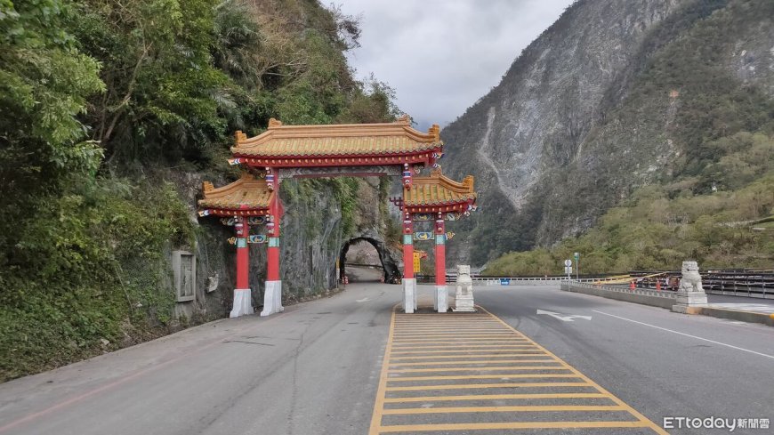 太魯閣牌樓被撞「東西橫貫公路」題字掉下來了　11／17起施工