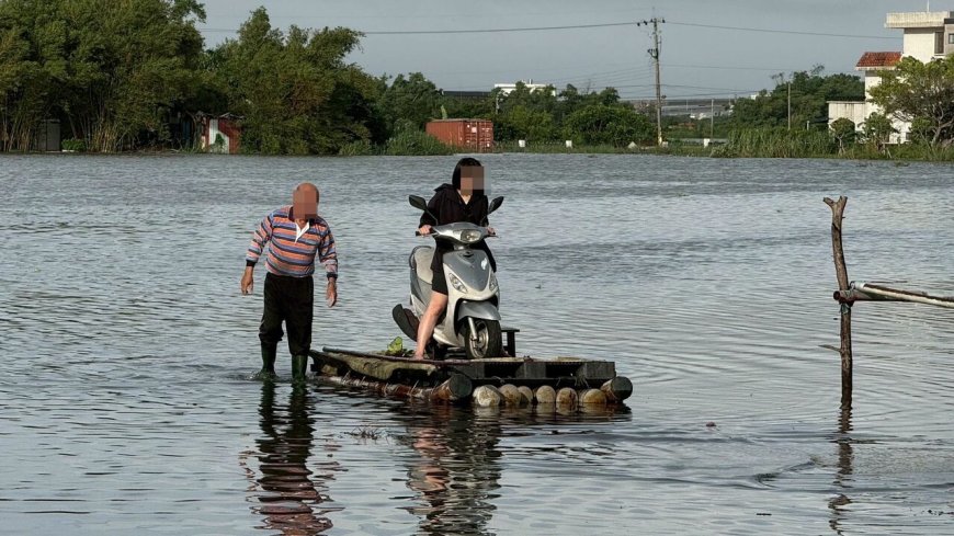 五結鄉大淹！護理師「人車搭竹筏」渡水畫面曝　急到院上班救傷患