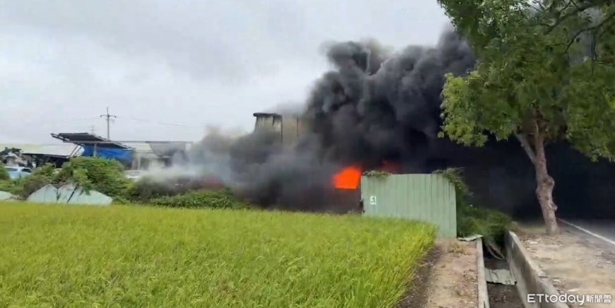 快訊／中古車材料行火警！恐怖黑煙衝天畫面曝　消防急灌救