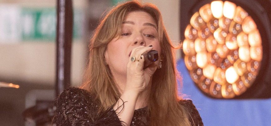 Kelly Clarkson's Staff Felt 'Ignored' By The Singer Before Learning The Sad Reason Behind Her Transformation