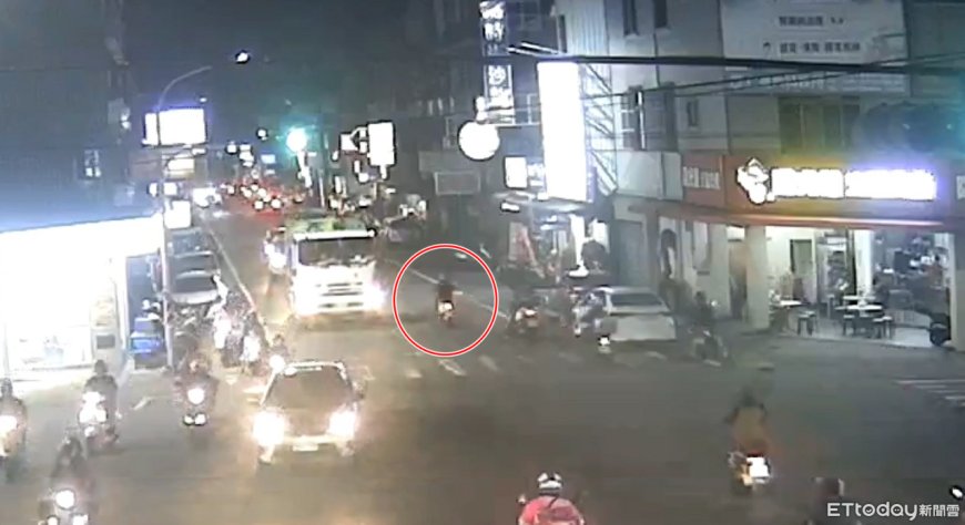 台南婦穿越馬路倒垃圾　遭電動車撞上「騎士噴飛」雙雙送醫