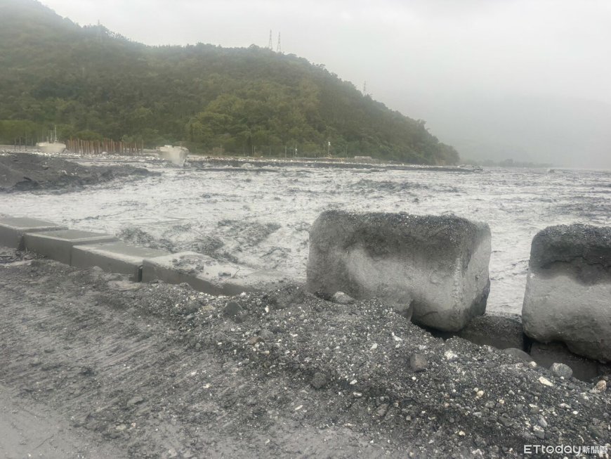 快訊／馬太鞍溪水突暴漲！機具人員急撤離河道　便道搶修暫停