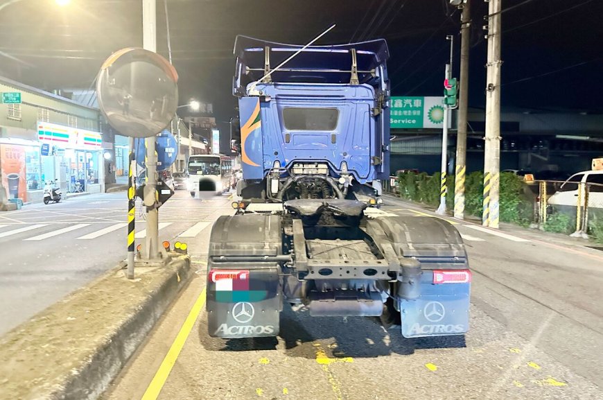 女遭曳引車頭撞到全身骨折！超扯真相曝　紅燈好幾秒了她硬衝