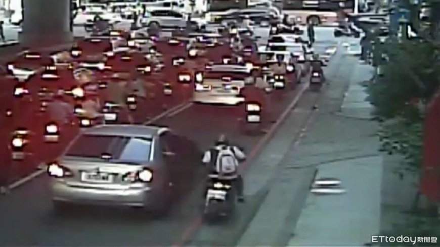 乘客突開門騎士被擊落當場倒地　台中警：善用荷蘭式開門法