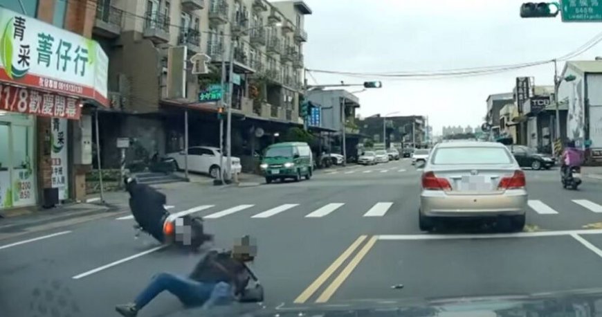 桃園3寶神級對撞！行人闖紅燈+機車逆向搶快　雙雙1秒躺平