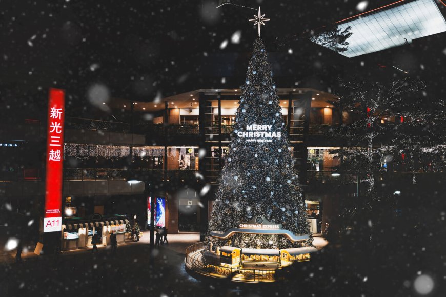 新光三越信義20米「傳遞幸福之樹」亮燈　百萬顆燈海點亮夜空