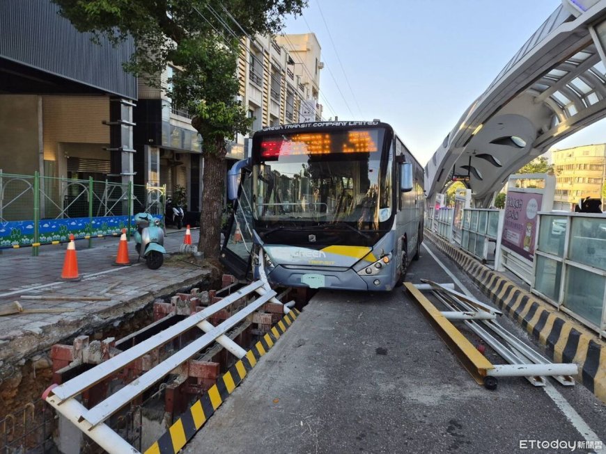 台中沙鹿公車自撞！工程護欄插進車頭　前輪懸空恐怖畫面曝