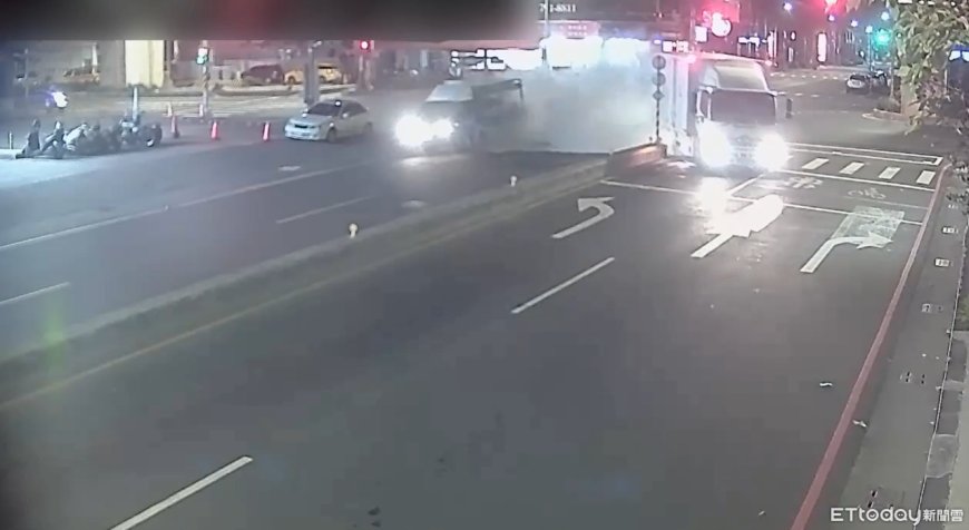高雄鳳山大貨車疑闖紅燈！小貨車攔腰撞上　現場冒大量煙塵