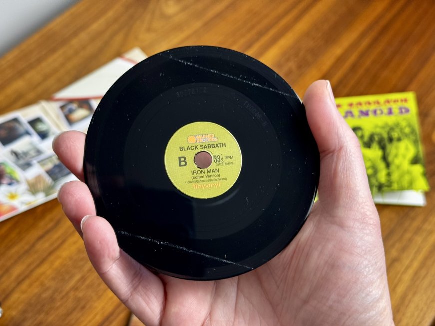 初探 4 英寸黑胶唱片：每面能听约 4 分钟，漂亮但“难伺候”