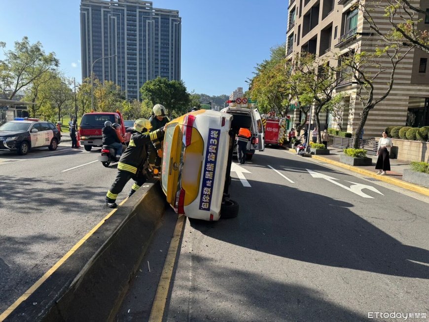 自小客硬擠！倒楣小黃彈起來「一路狂擼護欄」　90度翻車畫面曝