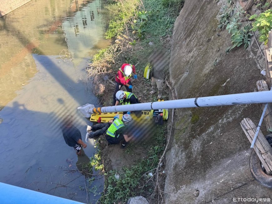 恐怖畫面曝！苗栗自小客鬼飄撞斷燈桿　路人夫妻被推落大排