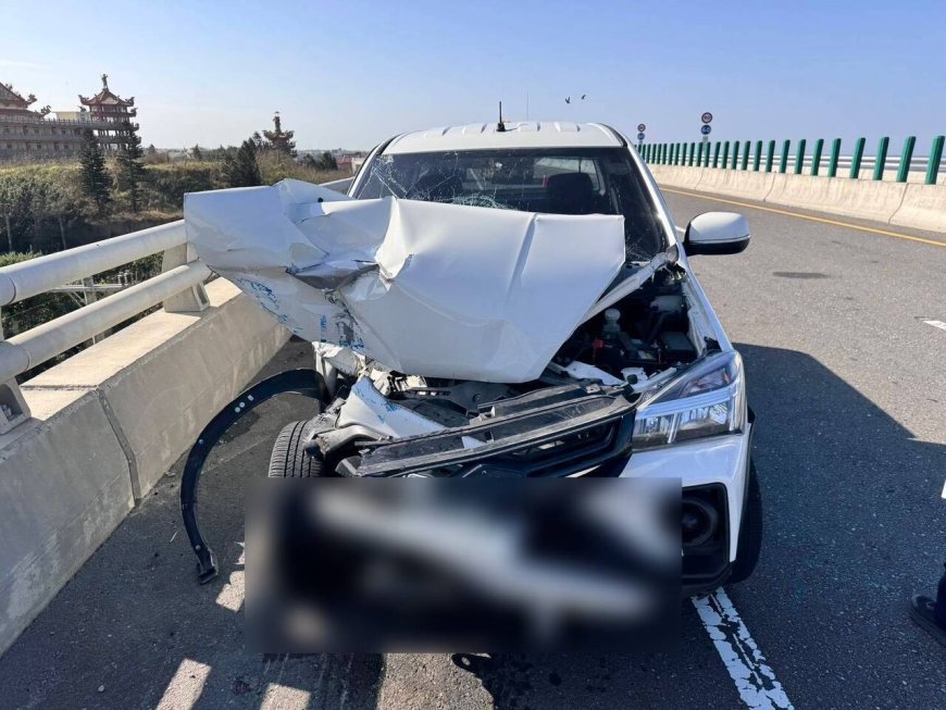 西濱驚險追撞！貨車故障停路肩皮卡猛撞車頭炸開　恐怖畫面曝光