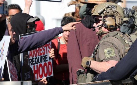 Wild scene as protesters trap federal agents in taco shop parking lot; multiple arrests made