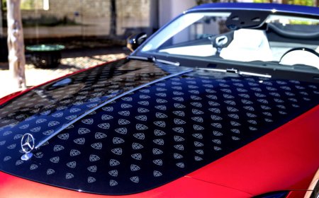 LV 风：迈巴赫 SL680 敞篷车成“LOGO 墙”，全身印满 835 个车标