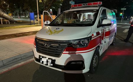 高雄救護車急送病患衝路口！騎士直直猛撞送醫　驚悚畫面曝