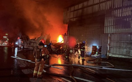 快訊／新北八里凌晨竄火！火勢延燒3工廠　警消出動159人灌救