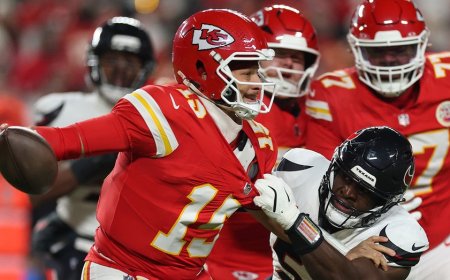 Chiefs’ playoff hopes dwindle as Patrick Mahomes throws three interceptions in loss to Texans