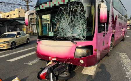 快訊／高雄遊覽車路口撞雙載機車　擋風玻璃碎了！阿公阿嬤倒地
