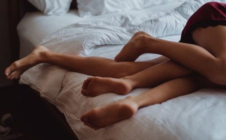 愛愛快高潮突「腦袋炸裂」！他趴床邊喘氣　醫列5病因：恐中風了