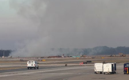 美一波音777客机起飞后发动机起火 迫降时引燃机场灌木丛