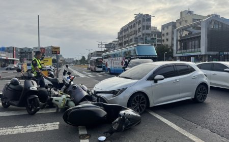 快訊／高雄白車搶快左轉遭撞飛！待轉區4機車6人慘遭波及