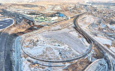 中国110节超长火车在“灯泡线”上不停绕圈 时速仅1公里