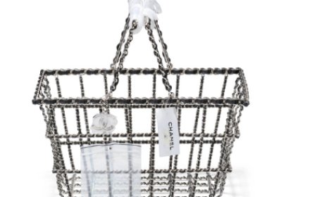 香奈儿“异形包”拍出百万成交价 网友：这不就是超市购物篮？