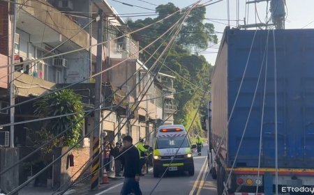 三峽貨櫃車扯倒電桿！砸傷女騎士送醫　「790戶停電」台電搶修中