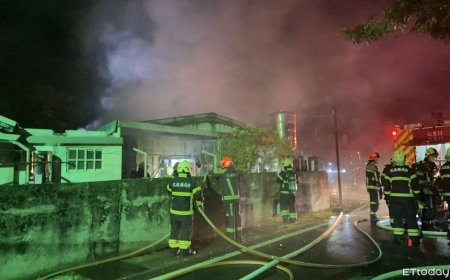 花蓮鐵皮工廠火警！疑鋰電池充電釀禍　屋主「聞塑膠味」驚見起火