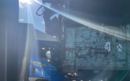 快訊／國4連環碰！小貨車追撞「夾子車」車頭潰縮　人卡駕駛座