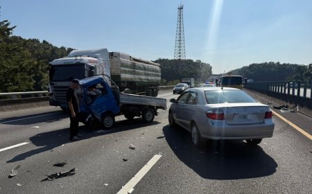 國3關廟段車禍！小貨車突失控翻覆撞3車　駕駛受傷送醫