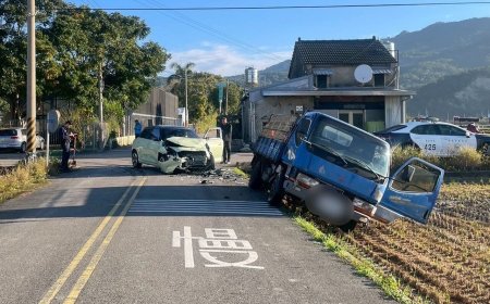 苗栗農田重劃區路口對決！轎車撞爛車頭　貨車險翻落農地
