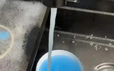 贵州一小区出现蓝色自来水 官方通报：情况属实 正应急处理