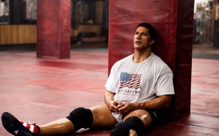 《重擊人生》震撼金球獎  巨石強森、艾蜜莉布朗強勢問鼎演技大獎