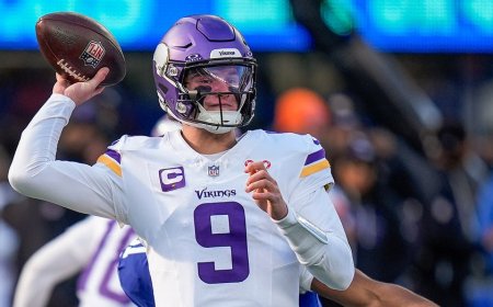 Vikings star leaves game after suffering hand injury during turnover