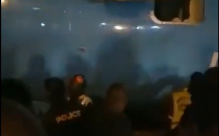 国外一机场未能提供升降梯 乘客被迫从3米高舱门“跳机”