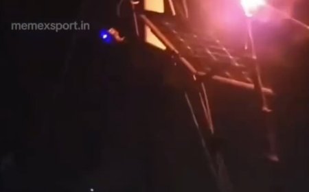 印度男子夜举火把给太阳能板充电 成功点亮LED指示灯