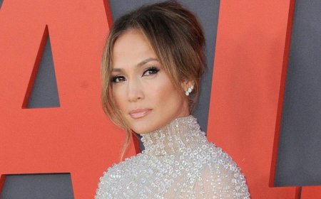 Jennifer Lopez's Sizzling Mirror Selfie Goes Viral For The Wrong Reason, As Fans Spot Weird Detail