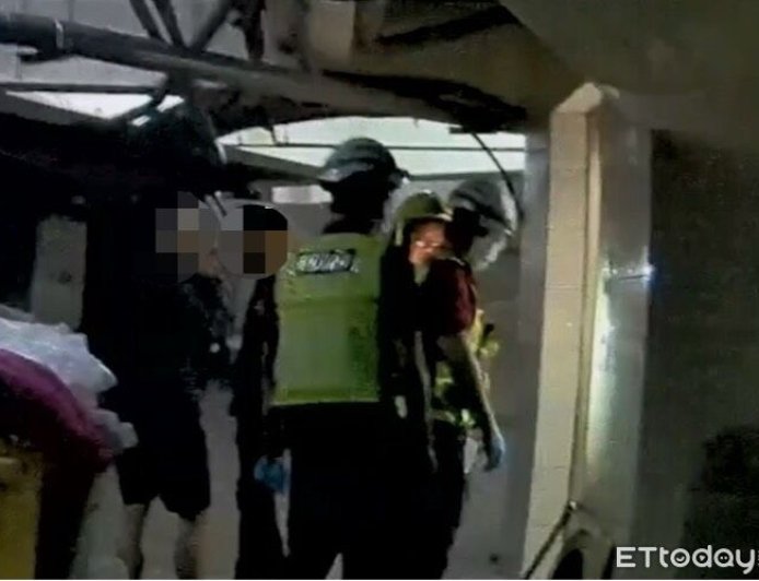 屏東兩男深夜困地下室電梯15分鐘　警消「L型破壞器」破門救援