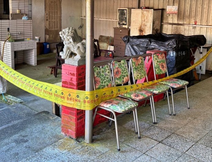 基隆七堵土地公廟驚見男子陳屍長椅　身旁有1瓶沒喝完高粱