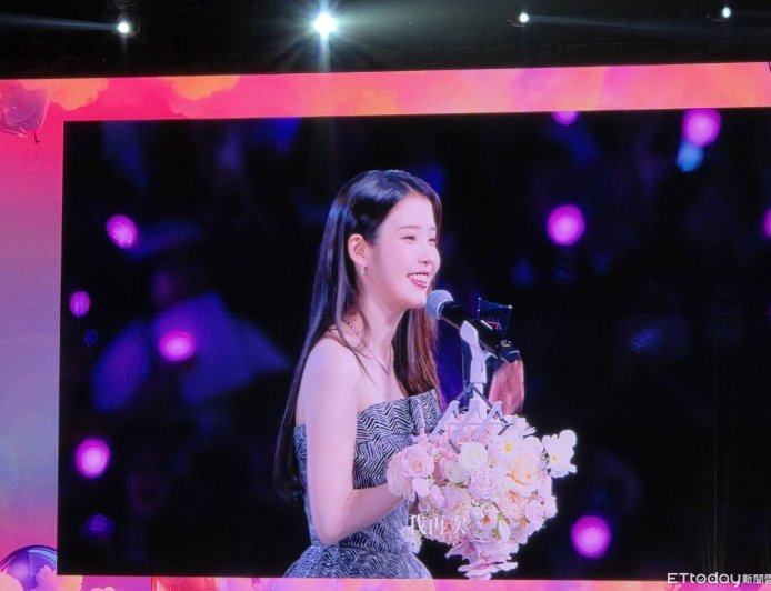 IU甜美公主造型降臨高雄　Ｖ字鑽鍊勾勒優美肩頸弧度