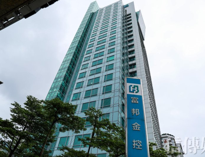 13家金控前11月賺逾5300億　300億俱樂部戰況激烈「僅差十幾億」