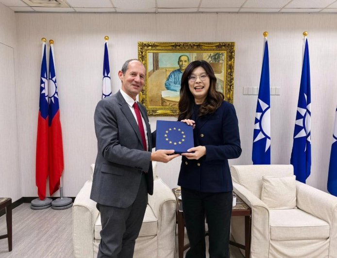 鄭麗文向歐洲駐臺代表告狀「中國三張門票說」　批「萊爾校長」再度啟動抹黑供應鏈