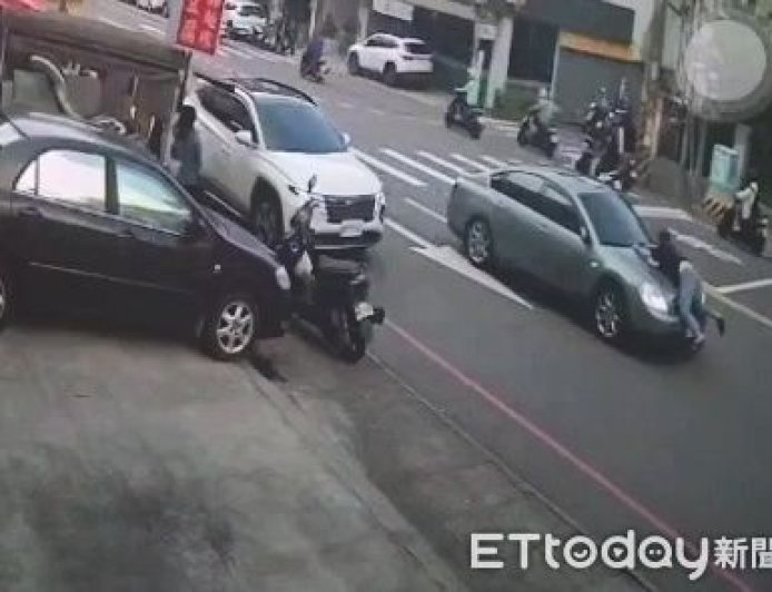 婦被騙130萬超狂親友團當街圍捕　女兒趴引擎蓋...擋時速破百狂車