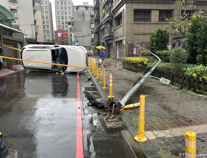 喝到早上才休息...中午酒駕開車買早餐　休旅鏟斷路燈翻車畫面曝